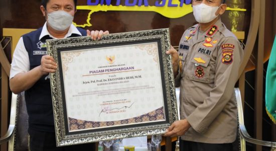 Herman Deru Lepas Irjen Pol Eko Indra Heri Dengan Penghargaan dan Doa