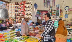 Kapolsek Lawang Kidul Monitoring Harga Sembako di Pasar Tradisional Tanjung Enim