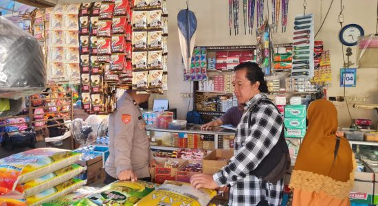 kapolsek-lawang-kidul-monitoring-harga-sembako Kapolsek Lawang Kidul Monitoring Harga Sembako di Pasar Tradisional Tanjung Enim