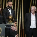 Raih Ballon d'Or 2022, Benzema Ajak Ibu dan Anaknya Angkat Trofi
