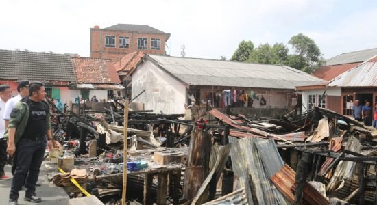 kebakaran-di-batu-ampar Herman Deru Semangati dan Berikan Bantuan Puluhan Korban Kebakaran Batu Ampar
