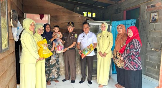 Kepala Kejaksaan Negeri Banyuasin Berikan Bantuan kepada Balita Berisiko Stunting