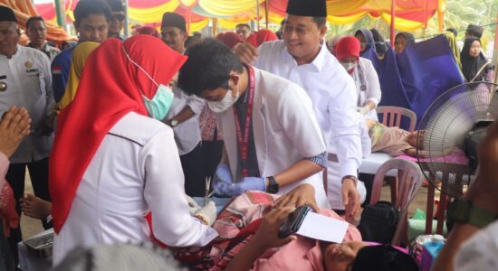 Bupati Banyuasin Tinjau Kegiatan Sunat Massal di Desa Panca Mukti
