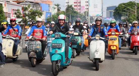 Herman Deru Keliling Palembang Bareng Komunitas Vespa Sumsel