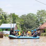 Naik Perahu Herman Deru Antar Langsung Bantuan untuk Korban Banjir Muara Kelingi