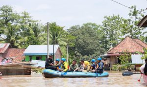 Naik Perahu Herman Deru Antar Langsung Bantuan untuk Korban Banjir Muara Kelingi