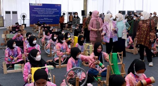 Feby Deru Kenalkan Produk Kriya Sriwijaya Pada Iriana Jokowi, Wury Ma'ruf Amin dan OASE KIM