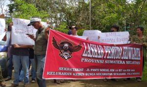 Ratusan Aksi Massa Laskar Pemuda Sriwijaya Serbu Kantor DPRD Banyuasin