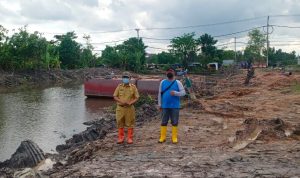 Pemkot Turunkan Excavator, Tembus Timbulan Sampah di Aliran Sungai Sedapat