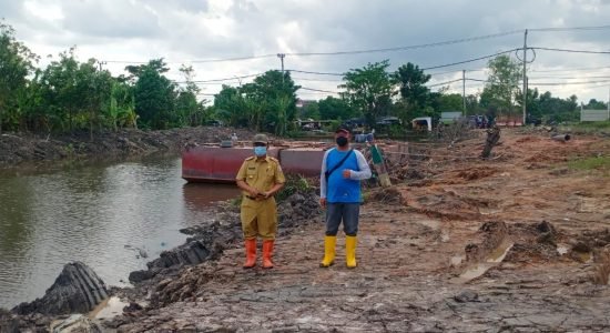 Pemkot Turunkan Excavator, Tembus Timbulan Sampah di Aliran Sungai Sedapat