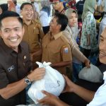 Ratu Dewa Hadiri Penyembelihan hingga Bagikan Daging Kurban di Dinas PUPR