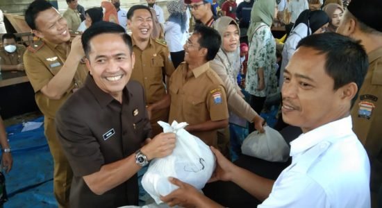 Ratu Dewa Hadiri Penyembelihan hingga Bagikan Daging Kurban di Dinas PUPR