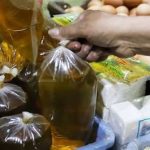 minyak-goreng-curah-dengan-kodeQr Beli Minyak Goreng Pakai Aplikasi PeduliLindungi, Kalau Tidak Punya Bagaimana?