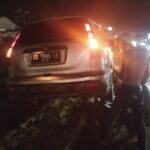 Lampu Jalan Mati, Pengendara Mobil Terabas Pembatas Jalan