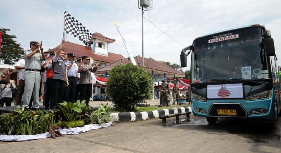 Pj Gubernur Agus Fatoni Lepas Keberangkatan 17 Armada Bus Angkutan Mudik Gratis