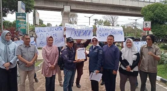 Satpol PP Jaga Rumah Ketua Partai? Massa Geruduk Kejati Sumsel