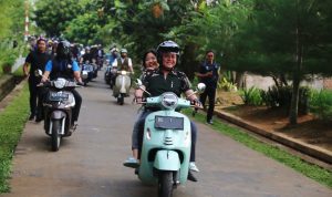 Bersama Komunitas Vespa, Herman Deru Ngabuburide Keliling Kota Palembang