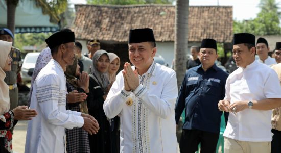 Hadiri Nuzulul Qur’an di OKU Timur, Pj Gubernur Agus Fatoni Bagikan Ratusan Paket Sembako