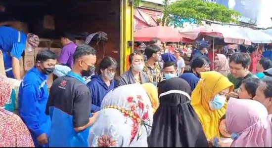 Operasi Pasar Murah di 10 Ulu, Warga Antusias Berburu Kebutuhan Pokok
