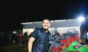 Meski Diguyur Hujan, Penonton Milenial Antusias Saksikan Atraksi Kuda Lumping