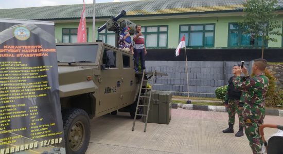 HUT TNI, Warga Serbu Bazar Sembako Murah dan Swafoto Bersama Alutista