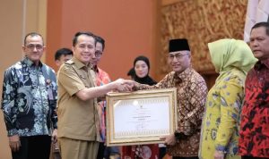 Pj Gubernur Agus Fatoni Beri Penghargaan Anugrah Paritrana Award 2023 Tingkat Provinsi Sumsel untuk Pemda dan Badan Usaha