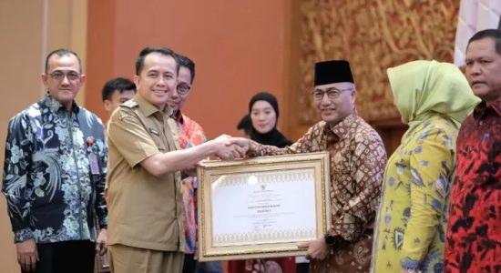 Pj Gubernur Agus Fatoni Beri Penghargaan Anugrah Paritrana Award 2023 Tingkat Provinsi Sumsel untuk Pemda dan Badan Usaha