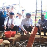 Herman Deru Letakkan Batu Pertama Tanda Dimulainya Perluasan Masjid Al Amin Desa Perajin