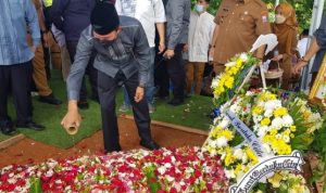 Antar H. Husni ke Peristirahatan Terakhir, Walikota dan Sekda Sampaikan Duka Mendalam