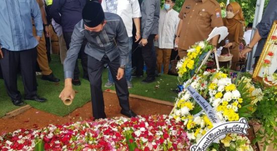 pemakaman-h-husni Antar H. Husni ke Peristirahatan Terakhir, Walikota dan Sekda Sampaikan Duka Mendalam
