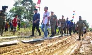 Kunjungi Desa Sukaraya Musirawas, Deru Tinjau Pembangunan Ponpes Baitul Huda