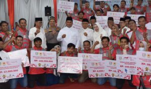 Bupati Berikan Bonus Atlet dan Official Berprestasi di Ajang Porprov OKU Raya
