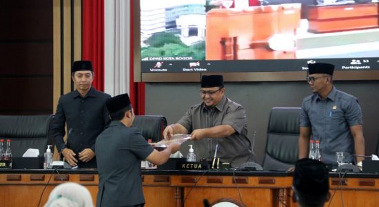 Naik Rp500 Miliar, Pemkot Bogor Serahkan Draft Raperda P-APBD 2022 ke DPRD Bogor