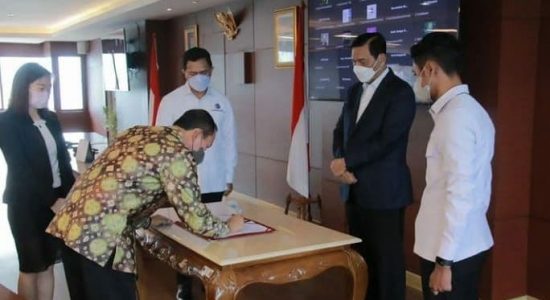 Disaksikan Menkomarves, Walikota Palembang Tandatangani PKS Proyek Nasional PSEL