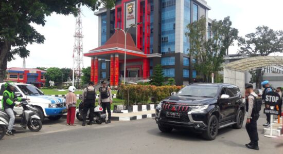 pengamanan-mapolda-sumsel-diperketat Mapolda Sumsel Perketat Pengamanan Pasca Insiden Ledakan Bom di Bandung