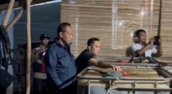 penggerebekan-gudang-bbm-ilegal Lokasi Pengoplosan Solar di Kertapati Digerebek, Tuan Gudang Diamankan