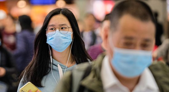 penggunaan-masker-di-tempat-umum Presiden Longgarkan Aturan Penggunaan Masker dan Tes PCR