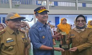 Ratu Dewa Serahkan Penghargaan Adiwiyata Pada 28 Sekolah di Kota Palembang