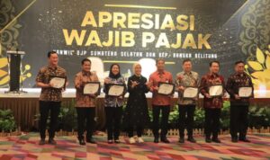 Bupati Askolani Terima Penghargaan Anugerah Pajak Daerah Tahun 2022