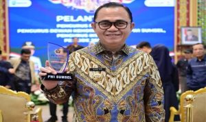 Pj Bupati Banyuasin Terima Penghargaan Kategori Birokrat Peduli Pers dari PWI Sumsel