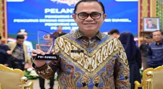 Pj Bupati Banyuasin Terima Penghargaan Kategori Birokrat Peduli Pers dari PWI Sumsel