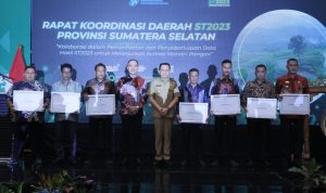 Pj Gubernur Agus Fatoni Serahkan Penghargaan Pemenang Desa Cantik di Sumsel