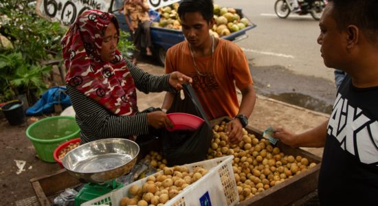penjual-duku Palembang Kebanjiran Buah, Pedagang Sampai Buka Lapak 24 Jam loh!
