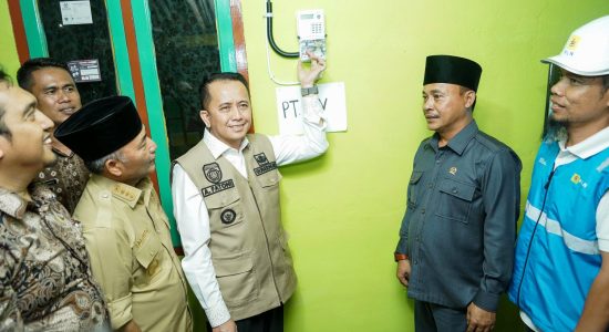 penyalaan-perdana-listrik-pln-desa-babat-supat Pj Gubernur Agus Fatoni Resmikan Penyalaan Perdana Listrik PLN di Kecamatan Babat Supat Kabupaten Muba