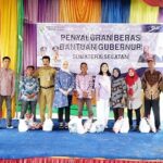 penyaluran-bantuan-gubernur-sumsel Ketua TP PKK Sumsel Salurkan Bantuan Sembako untuk 700 KK Nelayan