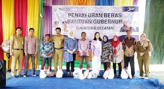 penyaluran-bantuan-gubernur-sumsel Ketua TP PKK Sumsel Salurkan Bantuan Sembako untuk 700 KK Nelayan