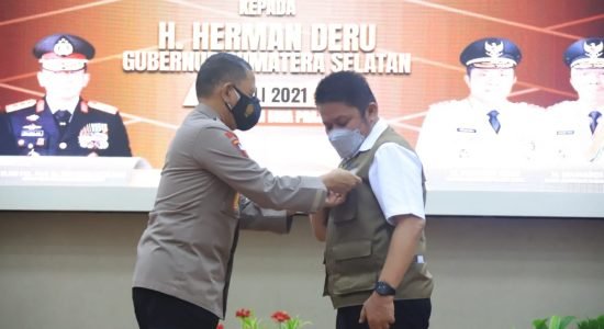 HD Satu-Satunya Gubernur Penerima Penghargaan Pin Emas Kapolri HD Satu-Satunya Gubernur Penerima Penghargaan Pin Emas Kapolri