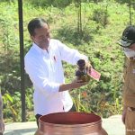 Presiden Jokowi Terima Air dan Tanah Simbol Keberagaam Bumi Sriwijaya