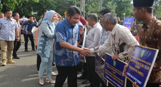penyerahan-bantuan-umkm Deru Salurkan Bantuan Peralatan, Pelaku Usaha Optimis Perekonomian UMKM Membaik
