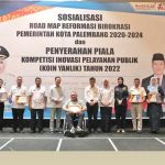 penyerahan-piala-konyanlik Ratu Dewa Serahkan Piala KOINYANLIK ke 10 OPD di Lingkungan Pemkot Palembang